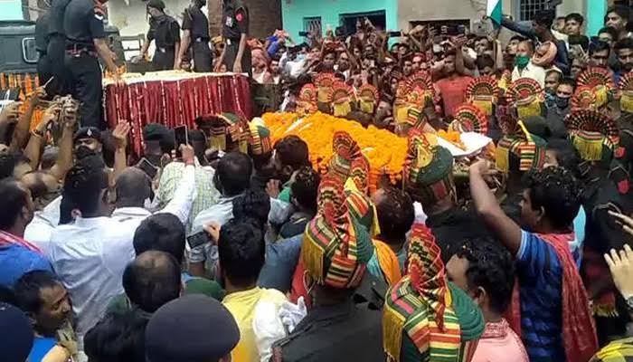 शहीद सुनील कुमार की अंतिम यात्रा में उमड़ा जनसैलाब, नम आँखों से लोगों ने दी विदाई, देखें तस्वीरें
