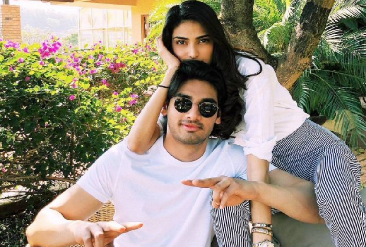 लाइम लाइट से दूर रहना पसंद करते हैं इन फेमस बॉलीवुड अभिनेत्रियों के भाई, जाने क्या करते हैं काम 8 लाइम लाइट से दूर रहना पसंद करते हैं इन फेमस बॉलीवुड अभिनेत्रियों के भाई, जाने क्या करते हैं काम