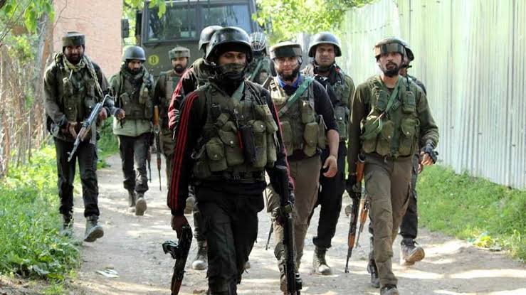 6 साल के मासूम बच्चे और Crpf जवान को मारने वाले आतंकी को जम्मू-कश्मीर पुलिस ने मार गिराया 2 6 साल के मासूम बच्चे और Crpf जवान को मारने वाले आतंकी को जम्मू-कश्मीर पुलिस ने मार गिराया