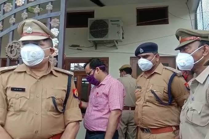 पहले दोनों बच्चों को फांसी पर झुलाया फिर पति-पत्नी ने भी कर ली आत्महत्या 2 पहले दोनों बच्चों को फांसी पर झुलाया फिर पति-पत्नी ने भी कर ली आत्महत्या