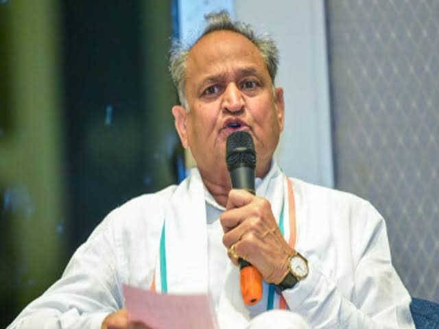 सरकार बचाने को फ्रंट फुट पर आए अशोक गहलोत, सचिन पायलट पर हमला करते हुए कहा......