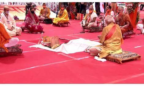 राम मंदिर निर्माण के लिए हुए भूमि पूजन में पंडित ने आखिर नरेंद्र मोदी से क्या मांगी दक्षिणा, जाने