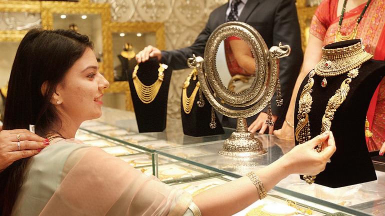 Gold Price: 5500 सस्ता हुआ सोना, अब मात्र इतने रूपये में खरीदें 10 ग्राम 5 Gold Price: 5500 सस्ता हुआ सोना, अब मात्र इतने रूपये में खरीदें 10 ग्राम