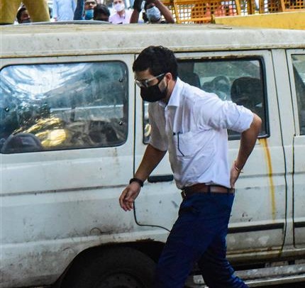 प्रोड्यूसर क्षितिज ने कहा Ncb अधिकारी ने करण जौहर को फंसाने के लिए की जबरदस्ती 5 प्रोड्यूसर क्षितिज ने कहा Ncb अधिकारी ने करण जौहर को फंसाने के लिए की जबरदस्ती