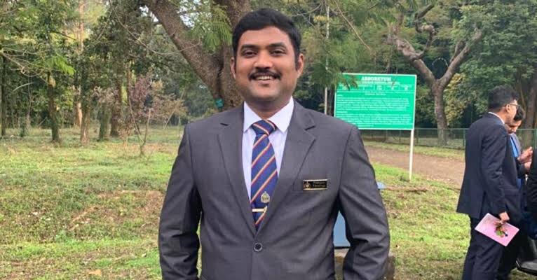 घर की छत फुस की, पिता पीते थे शराब, अख़बार बेच की पढ़ाई आज है Ifs ऑफिसर