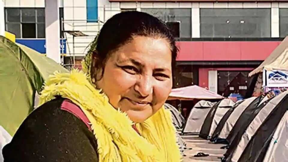 तीन बेटियों के साथ पत्नी किसान आंदोलन में हुई शामिल, बुजुर्गो की कर रही हैं सेवा