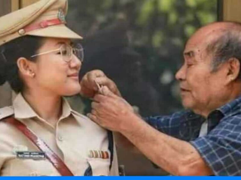 अफसर बिटिया की खाकी वर्दी पर लगे स्टार को निहारते हुए पिता की तस्वीर वायरल,