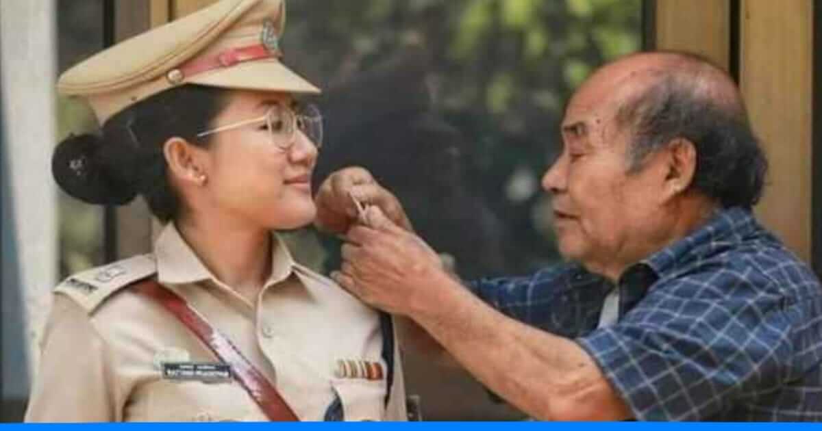अफसर बिटिया की खाकी वर्दी पर लगे स्टार को निहारते हुए पिता की तस्वीर वायरल, 1 अफसर बिटिया की खाकी वर्दी पर लगे स्टार को निहारते हुए पिता की तस्वीर वायरल,