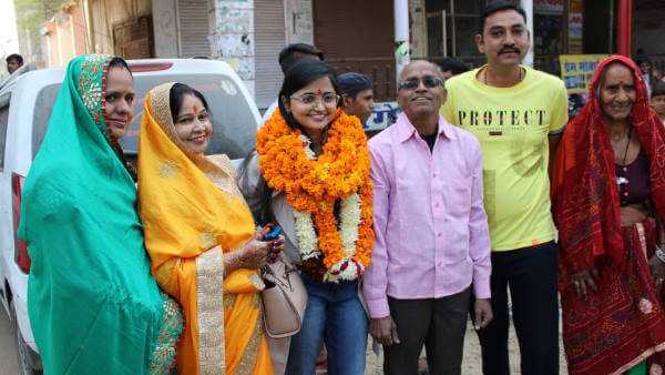 गांव की लड़की ने विदेश में कमाया नाम , 26 साल की उम्र में दुबई में कमा रही है लाखों रुपये