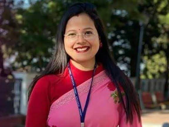 एक बच्चे की माँ ने बच्चे को घर छोड़ गयी दिल्ली, बन के आयी Ias ऑफिसर