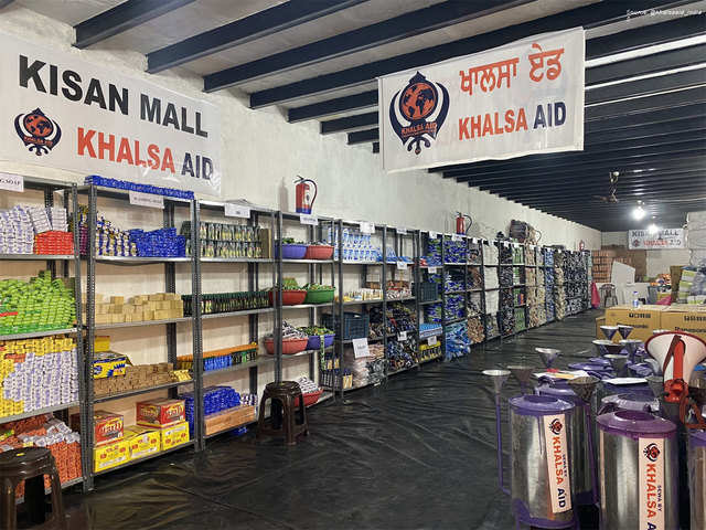 टीकरी बॉर्डर पर खुला किसान मॉल, टूथब्रश से लेकर रजाई व कंबल तक मुफ्त में मिल रहा जरूरी सामान