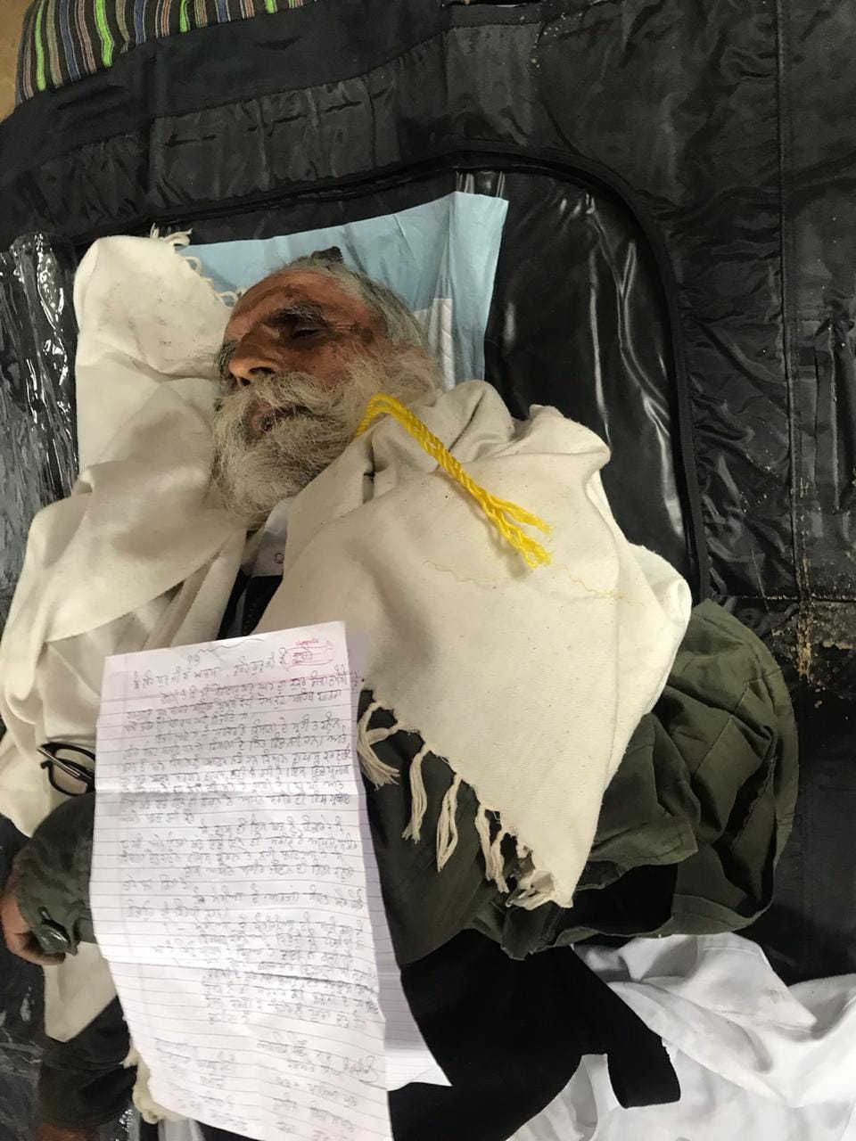 किसान आंदोलन: गाजीपुर बॉर्डर पर किसान ने की आत्महत्या ,सुसाइट नोट में सरकार को ठहराया जिम्मेदार 3 किसान आंदोलन: गाजीपुर बॉर्डर पर किसान ने की आत्महत्या ,सुसाइट नोट में सरकार को ठहराया जिम्मेदार