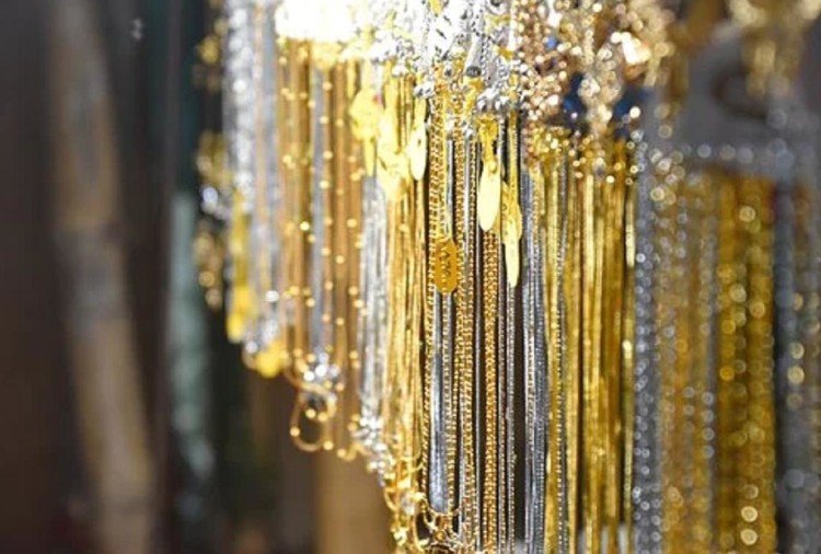 Gold Price: सोने की कीमत में आई उम्मीद से ज्यादा गिरावट, जानिए क्या है 1 तोला गोल्ड का रेट