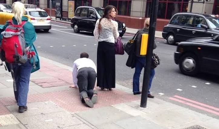 पति को कुत्ता बनाकर सड़क पर घुमा रही थी पत्नी लगा 75 हजार का जुर्माना