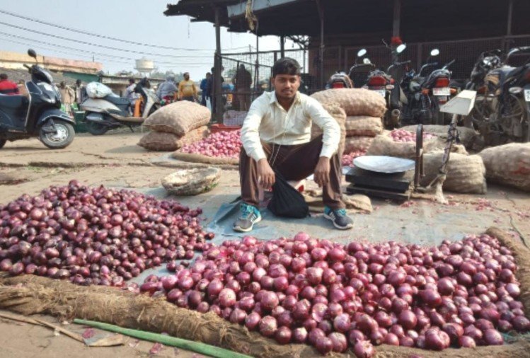 Onion Price: टमाटर हुआ महंगा तो प्याज की कीमत में भी आया बड़ा बदलाव, जानिए क्या है नई कीमत