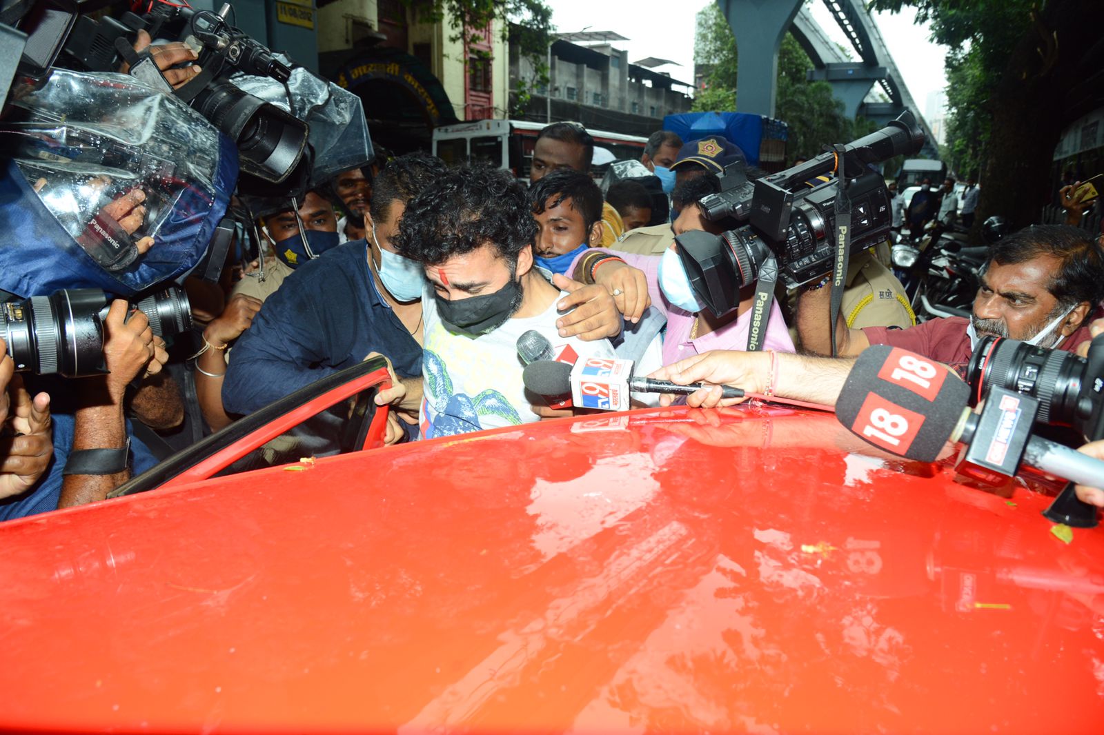 In Pics: &Quot;क्या से क्या हो गये?&Quot; जेल से बाहर आते ही रो पड़े राज कुंद्रा, मीडिया को देखते ही छुपाने लगे चेहरा 5 In Pics: &Quot;क्या से क्या हो गये?&Quot; जेल से बाहर आते ही रो पड़े राज कुंद्रा, मीडिया को देखते ही छुपाने लगे चेहरा