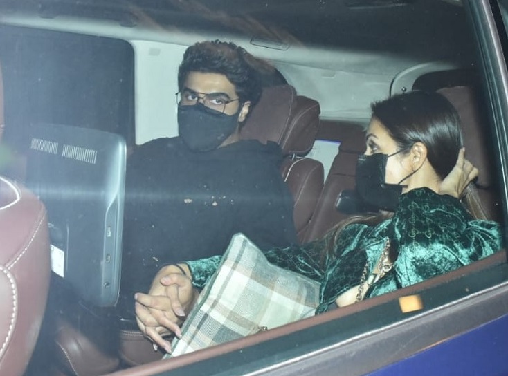 क्रिसमस पार्टी में करिश्मा के घर इतना महंगा ड्रेस पहनकर पहुंची Malaika, उतनी कीमत में आप खरीद सकते हैं अपनी मनपंसद गाड़ी 2 Malaika Arora Arjun Kapoor