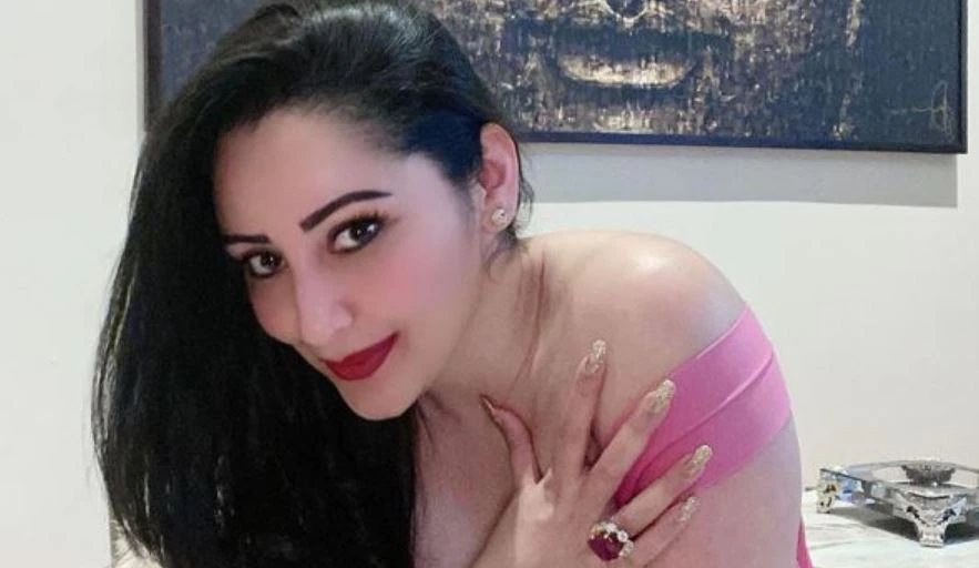 संजय दत्त की पत्नी Manyata Dutt पर चढ़ा बोल्डनेस का बुखार, बैकलेस फिटेड ड्रेस पहन दिए किलर पोज, देखें तस्वीरें