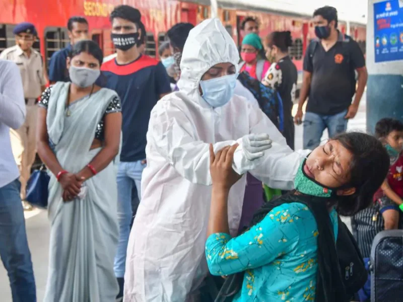 पिछले 24 घंटों में कोरोना का कहर बरकरार, भारत में महामारी ने बनाया एक नया रिकॉर्ड, 1 दिन में आए इतने केस