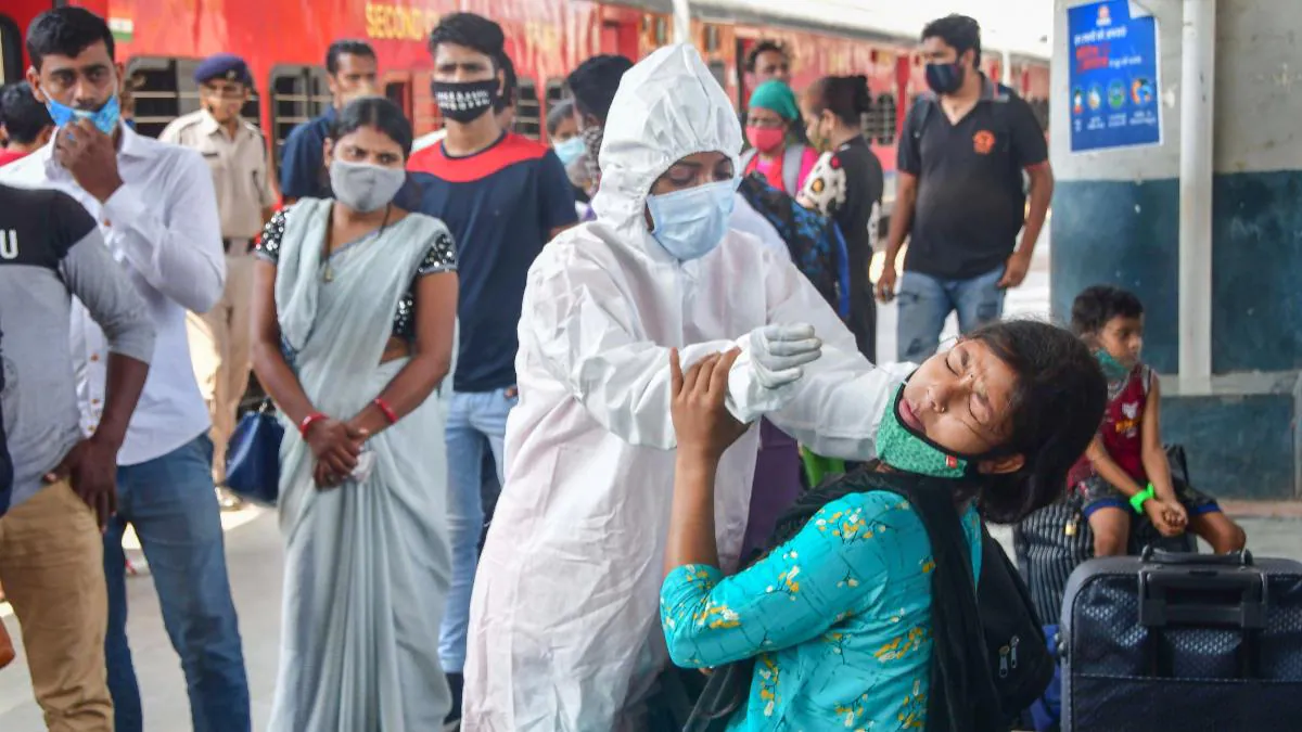 पिछले 24 घंटों में कोरोना का कहर बरकरार, भारत में महामारी ने बनाया एक नया रिकॉर्ड, 1 दिन में आए इतने केस 1 पिछले 24 घंटों में कोरोना का कहर बरकरार, भारत में महामारी ने बनाया एक नया रिकॉर्ड, 1 दिन में आए इतने केस