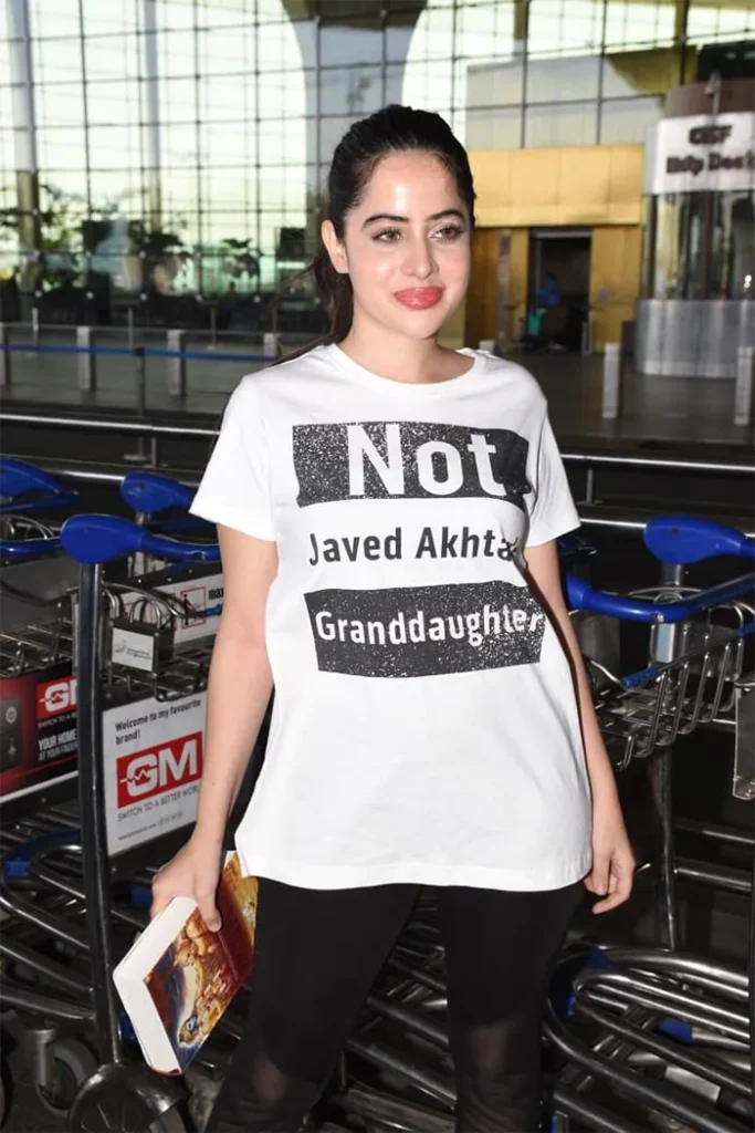 Urfi Javed ने की बोल्डनेस की सभी हदें पार, पैंट का बटन खोल तस्वीर की शेयर, लोगों ने किए भद्दे कमेंट्स