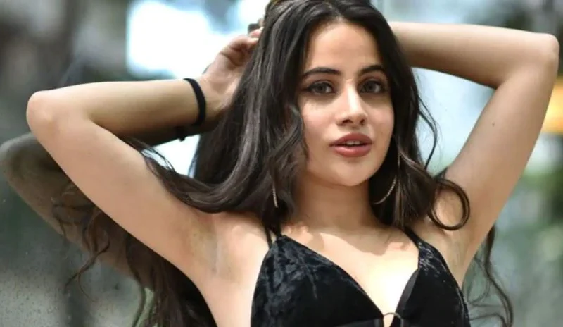 Urfi Javed ने कट्स लगे ब्लैक ड्रेस में लूटी महफिल, रिएक्शन देने पर मजबूर हुए लोग-देखें Video