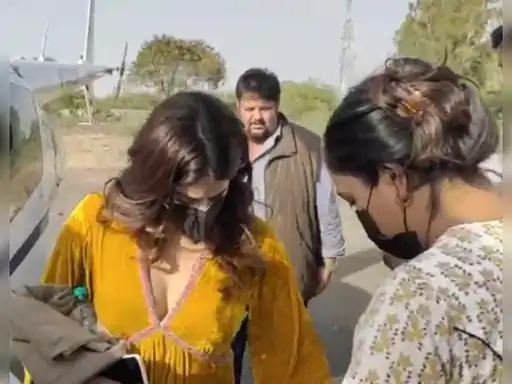 शादी समारोह में शामिल होने के लिए राजस्थान के मेंगलावा गांव पहुंची Jhanvi Kapoor, एक झलक के पाने लिए गांव वालों ने लगाया जमघट 2 Jhanvi Kapoor