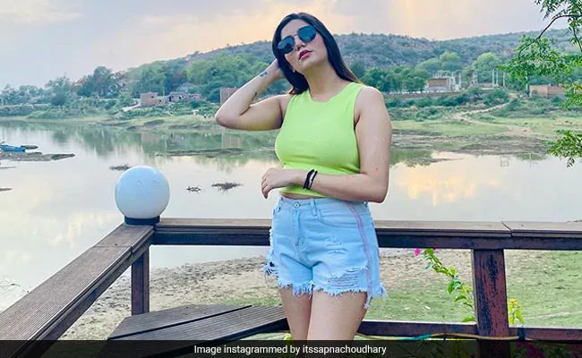 जानिए डांस परफॉर्मेंस के दौरान सिर्फ सूट-सलवार ही क्यों पहनती हैं Sapna Choudhary?, लंबे समय बाद खुद ही किया खुलासा 3 Sapna Choudhary