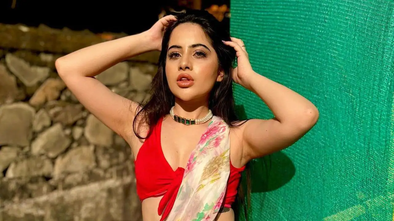 कैमरा देख चिल्लाते हुए भागी Urfi Javed, कहा- 'अरे पैंट नहीं पहनी है', वायरल हुआ Video 3 Urfi Javed