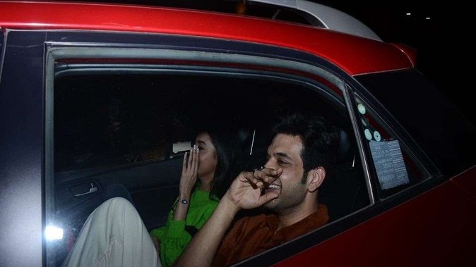 कैमरा देख चेहरा छुपाते नजर आए Tejasswi Prakash और Karan Kundra, पैपराजी बोले- अब क्या फायदा भाई गेम कर दिया आपने... देखें Video