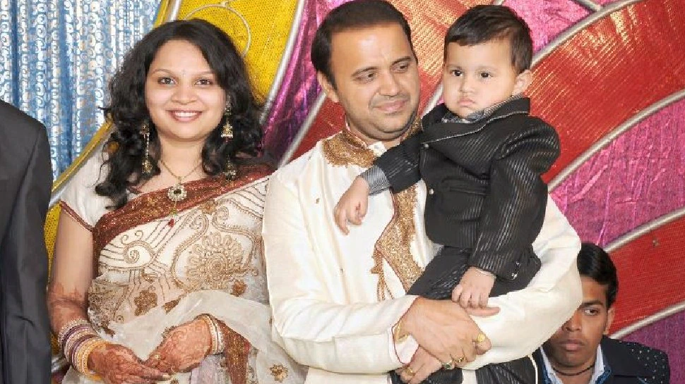 Taarak Mehta: खूबसूरती में 'माध्वी भाभी' से दो कदम आगे भिड़े मास्टर की रियल वाइफ, करती हैं ये काम 4 Taarak Mehta: खूबसूरती में 'माध्वी भाभी' से दो कदम आगे भिड़े मास्टर की रियल वाइफ, करती हैं ये काम