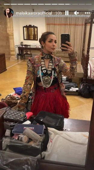 मिरर सेल्फी लेते वक्त Malaika Arora का दिखा यूनिक अंदाज, शेयर करते ही वायरल हुई तस्वीर 3 मिरर सेल्फी लेते वक्त Malaika Arora का दिखा यूनिक अंदाज, शेयर करते ही वायरल हुई तस्वीर