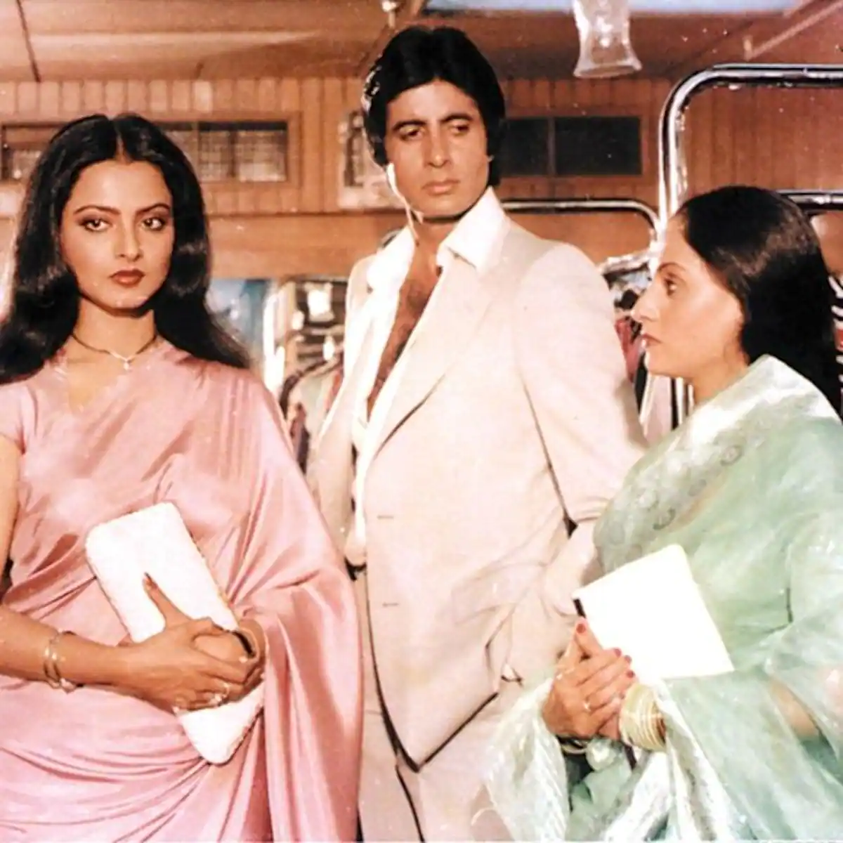 दुनियां की नजरों से छुपकर आज भी मिलते हैं Amitabh-Rekha, पायलट की एक सेल्फी से खुल गया था राज! 5 Amitabh-Rekha