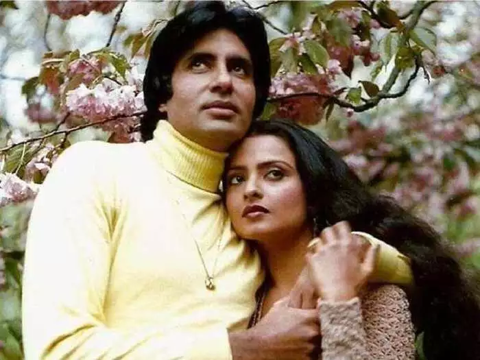 दुनियां की नजरों से छुपकर आज भी मिलते हैं Amitabh-Rekha, पायलट की एक सेल्फी से खुल गया था राज! 2 Amitabh-Rekha