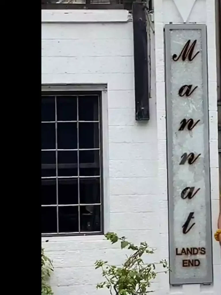 Shahrukh Khan के घर 'मन्नत' की नेमप्लेट हुई गायब, क्या 25 लाख रुपए एक ही बारी में हुए स्वाहा? 2 Shahrukh Khan के घर 'Mannat' की नई नेमप्लेट हुई गायब