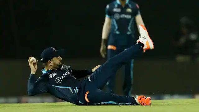 Mi Vs Gt: लाइव मैच के दौरान दिखा फनी मूमेंट, अपने जूते पर ही थ्रो मार बैठे Rashid Khan 2 Rashid Khan