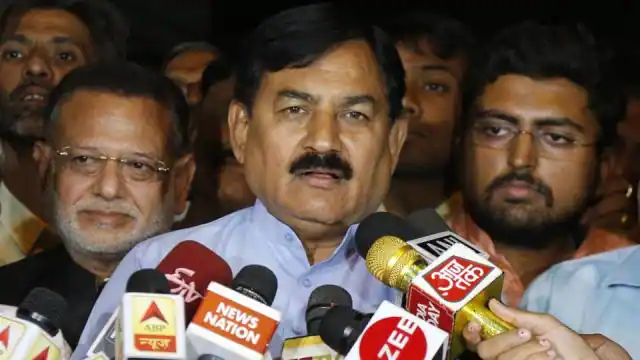 गर्लफ्रेंड संग रंगे हाथों पकड़े गए कांग्रेस मंत्री Bharat Singh Solanki, अब पॉलिटिक्स से लिया ब्रेक, पत्नी पर लगाए आरोप 3 Bharat Singh Solanki ने राजनीति से ब्रेक लेना का किया ऐलान