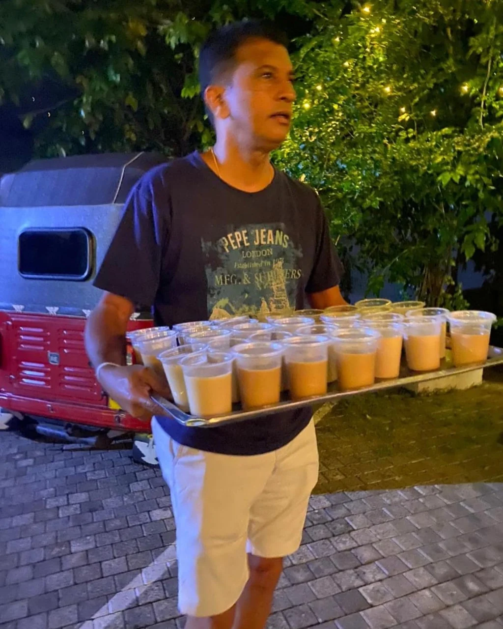 श्रीलंका में आर्थिक संकट के बीच देशवासियों की मदद के लिए आगे आया ये पूर्व खिलाड़ी, लोगों को खुद परोसी चाय 1 Roshan Mahanama ने श्रीलंका के लोगों को खुद परोसी चाय