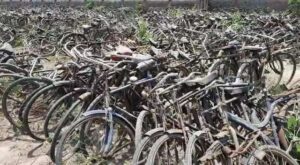 Corona काल में मजदूरों से जब्त की गई साइकिलों से Up प्रसाशन ने कमाए लाखों रूपये, नीलाम की गई मजदूरों की साइकिलें 4 Corona काल में मजदूरों से जब्त की गई साइकिलों से Up प्रसाशन ने कमाए लाखों रूपये, नीलाम की गई मजदूरों की साइकिलें