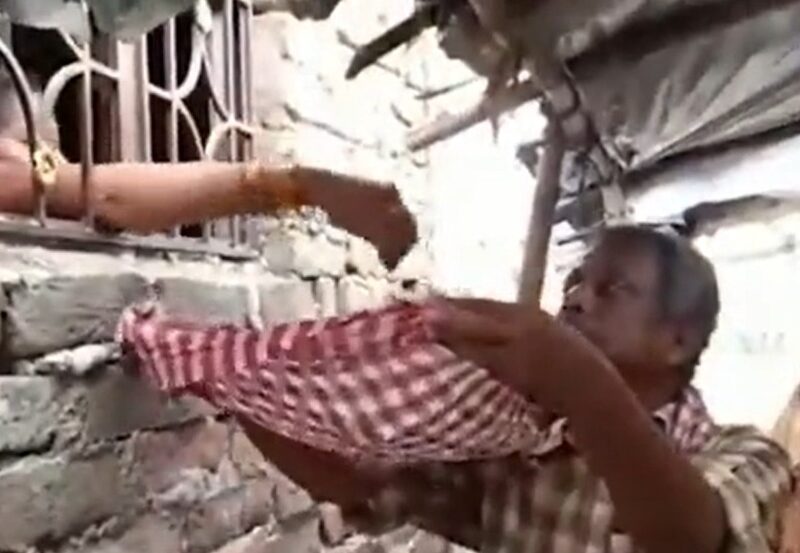 Bihar का एक दंपति अपने बेटे के शव को छुड़ाने के लिए भीख मांगने के लिए हुआ मजबूर, सोशल मीडिया पर वीडियों हुआ वायरल