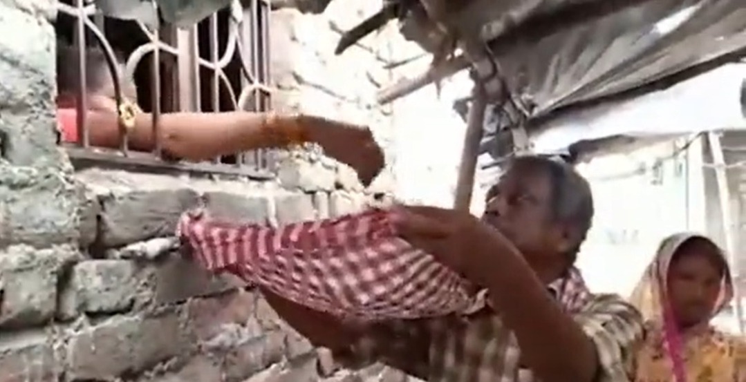 Bihar का एक दंपति अपने बेटे के शव को छुड़ाने के लिए भीख मांगने के लिए हुआ मजबूर, सोशल मीडिया पर वीडियों हुआ वायरल