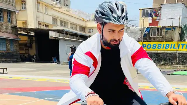 बड़े दिल वाले है Rishabh Pant, क्रिकेटर खुद नहीं फैंस दे रहे हैं इस बात का सबूत 2 Rishabh Pant ने फैंस के साथ सेल्फी लेने से पहले ही जीत लिया उनका दिल