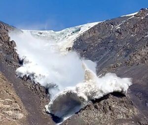 किर्गिस्तान (Kyrgyzstan) में हुआ भयानक हिमस्खलन, सामने आए वीडियो से लोगों की रूह तक गई कांप 2 किर्गिस्तान (Kyrgyzstan) में हुआ भयानक हिमस्खलन, सामने आए वीडियो से लोगों की रूह तक गई कांप