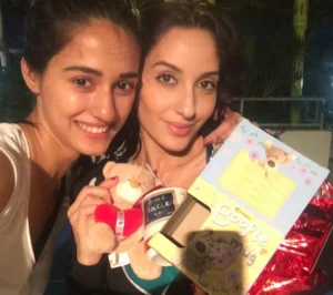 स्ट्रगल के दिनों में इस मशहूर अभिनेत्री की डांस टीचर रह चुकी हैं Nora Fatehi, सोशल मीडिया पर सामने आई तस्वीरें 2 स्ट्रगल के दिनों में इस मशहूर अभिनेत्री की डांस टीचर रह चुकी हैं Nora Fatehi, सोशल मीडिया पर सामने आई तस्वीरें