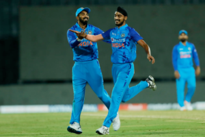 Ind Vs Pak 2022: T20 वर्ल्ड कप में पाकिस्तान के खिलाफ Arshdeep Singh बने 'हीरो', शानदार गेंदबाजी से बदला गेम का रूख 
