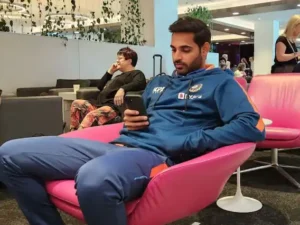 India Vs New Zealand: न्यूजीलैंड के खिलाफ दूसरे मैच के लिए रवाना हुए भारतीय खिलाड़ी, एयरपोर्ट पर कुछ इस अंदाज में की मस्ती 4 India Vs New Zealand: न्यूजीलैंड के खिलाफ दूसरे मैच के लिए रवाना हुए भारतीय खिलाड़ी, एयरपोर्ट पर कुछ इस अंदाज में की मस्ती