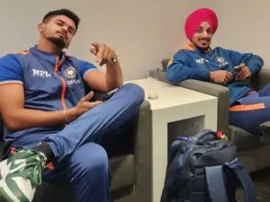 India Vs New Zealand: न्यूजीलैंड के खिलाफ दूसरे मैच के लिए रवाना हुए भारतीय खिलाड़ी, एयरपोर्ट पर कुछ इस अंदाज में की मस्ती 2 India Vs New Zealand: न्यूजीलैंड के खिलाफ दूसरे मैच के लिए रवाना हुए भारतीय खिलाड़ी, एयरपोर्ट पर कुछ इस अंदाज में की मस्ती
