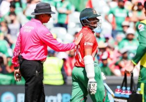Pak Vs Ban: पाकिस्तान को सेमीफाइनल में पहुंचाने के लिए मैदान में हुई सरेआम बेईमानी, नॉटआउट होने के बाद भी शाकिब को फील्ड अंपायर ने दिया आउट