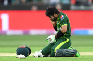 Eng Vs Pak: इंग्लैंड के खिलाफ फाइनल मुकाबले में घायल हुए Mohammad Rizwan, सोशल मीडिया पर वायरल हुआ Video 2 Eng Vs Pak: इंग्लैंड के खिलाफ फाइनल मुकाबले में घायल हुए Mohammad Rizwan, सोशल मीडिया पर वायरल हुआ Video