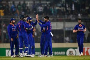Video: बांग्लादेश के खिलाफ Virat Kohli ने दिखाई स्पाइडरमैन वाली फुर्ती, तेजी से कैच पकड़ते हुए वीडियो सोशल मीडिया पर हुआ वायरल 2 Video: बांग्लादेश के खिलाफ Virat Kohli ने दिखाई स्पाइडरमैन वाली फुर्ती, तेजी से कैच पकड़ते हुए वीडियो सोशल मीडिया पर हुआ वायरल